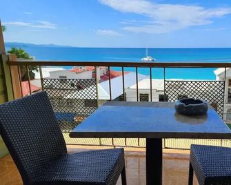 Caribic House Hotel - מונטגו ביי - מרפסת