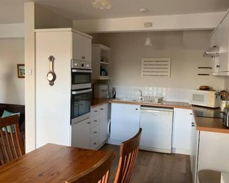 Newly Refurbished 7-bed Cottage in Polruan, Fowey - Fowey - Kitchen