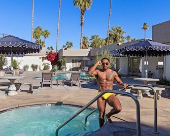 Casa Oliver Hotel & Resort - A Men's Clothing Optional Resort in Palm Springs - Palm Springs