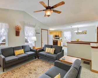 Welcome to “Relaxing on the Cumberland” – Your Perfect Cozy Escape - Burnside - Living room