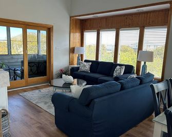 Updated, cozy cottage in Duck – 4 bedrooms, in town & oceanside w/ views! - Duck - Living room