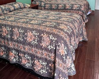 Roadside Inn - Floresville - Bedroom