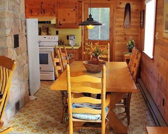 Woodland Pines Vacation Retreat: An Oasis in the Woods! - Laporte - Comedor