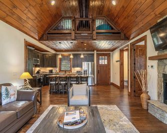 Blue Creek Cabin- cozy cottage near creek, fire pit, pet friendly - Banner Elk - Living room