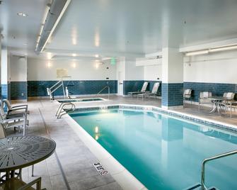 Hampton Inn & Suites by Hilton Seattle/Northgate - Seattle - Pool