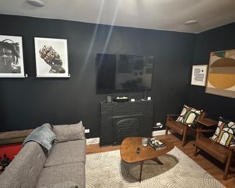 Modern Private 1BR - 10 Min to Downtown - Chicago