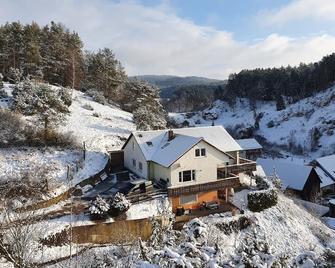 Entire apartment in absolutely secluded location - Pottenstein - Budynek
