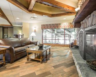 Bluegreen Vacations Christmas Mountain Village, an Ascend Resort - Wisconsin Dells - Living room