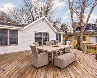 Lakefront Luxury on Lake Manitou - Modern Comforts & Stunning Views - Rochester - Patio
