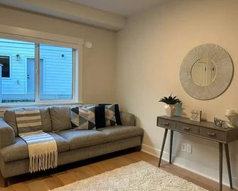 Cozy and quiet brand new one-bedroom private suite - Langford - Living room
