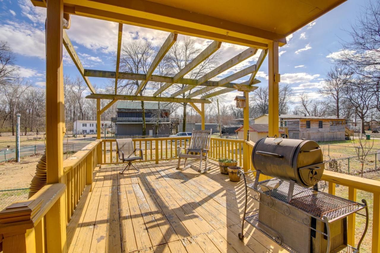 Deck & Fire Pit! Cabin Half-Mi to Tunica Lake