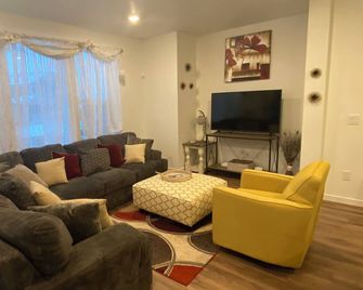 Beautiful 2022 Constructed Patio Home. Sleeps up to 6 people. 10mins DIA Airport - Commerce City - Sala de estar