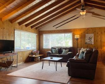 Red Apple Cab'inn, Pets Ok, Fire Pit - Wrightwood - Sala de estar