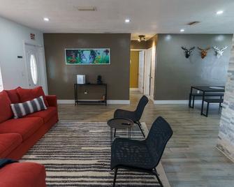 Metaverse Manor Near Hardrock Stadium - Miramar - Living room