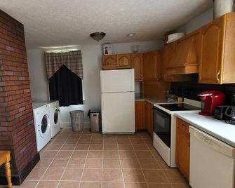 Charming 3-bedroom house in terrific Portsmouth hilltop neighbourhood. - Portsmouth - Küche