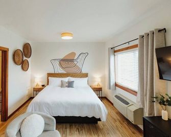 King Accessible Studio Suite with Full Kitchen and Washer/Dryer in the Heart of Kalispell, MT - Kalispell - Habitación