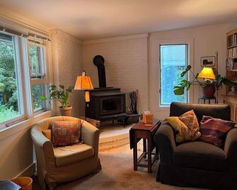 Three bedroom house near Bard College with wood burning stove & baby grand piano - Red Hook - Sala de estar