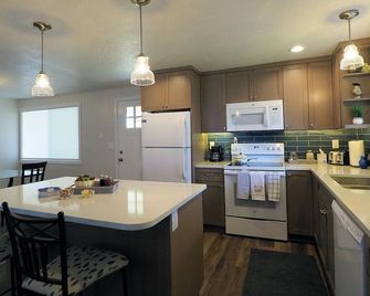 2 Master Suites - newly renovated! - Hillsboro - Kitchen