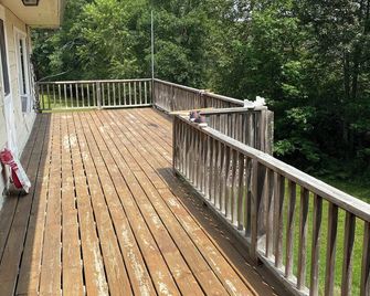 3-bedroom house in welcoming Walker with AC, WiFi, dock, kinda private. - Walker - Balcony