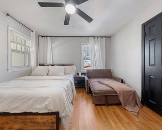 Spacious Capitol Hill Retreat with King bed and Iconic DC landmarks view from your suite - Washington, D.C. - Bedroom