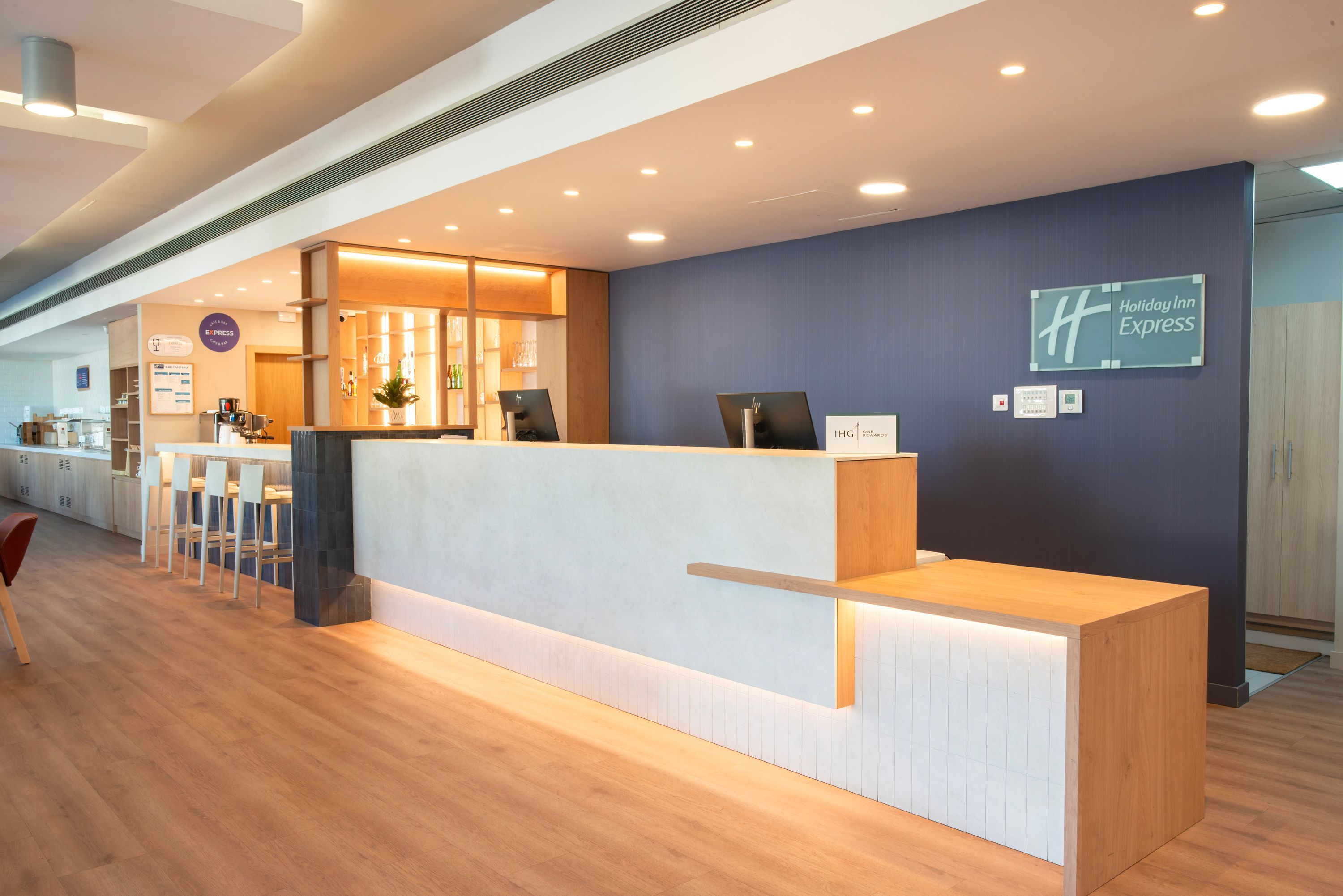 Holiday Inn Express Valencia - Bonaire By IHG - ולנסיה - דלפק קבלה