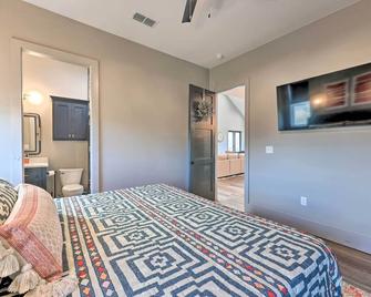 Lavish Riverfront Escape w/ Gas Grill! - Glenwood - Habitación