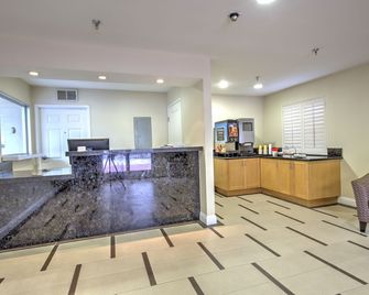 Burbank Inn and Suites - Burbank - Receptionist