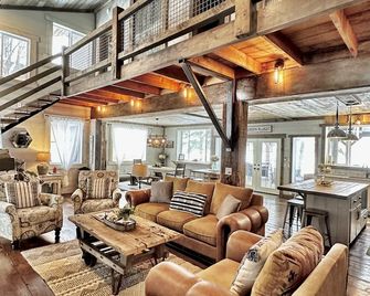 Happy House on Cross Lake! Newly Renovated and Sleeps 12 - Crosslake - Living room