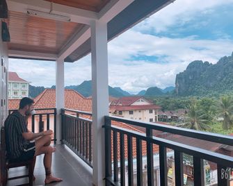 Jasmine Vangvieng Hotel - Vang Vieng - Balkón