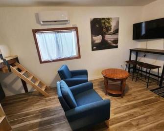 Tiny home with cabin vibes - Nampa - Living room