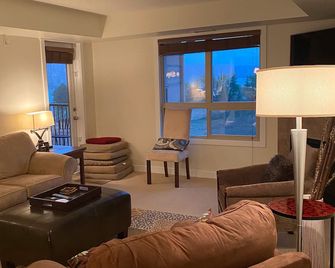 Top Floor Condo On Lake Windermere With Spectacular Lake And Mountain Views - Invermere - Living room