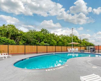 Quality Inn Clute Freeport - Clute - Piscina