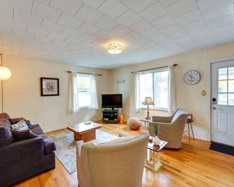 Ludington Vacation Rental - Walk to Lake Michigan! - Ludington - Living room
