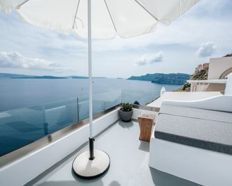 Virginia's Cave Villas - Oia - Balcony