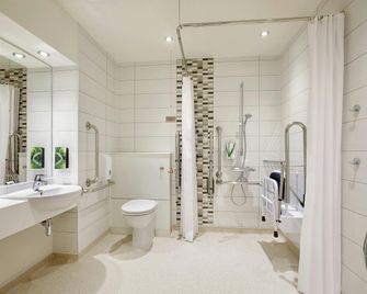 Chessington Safari Hotel - Chessington - Bathroom