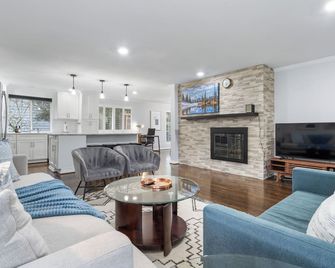 Charming Home in Bellevue Near Downtown n Microsoft - Bellevue - Living room