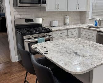 Cozy remodeled 2-bedroom house in Jacksonville with full kitchen and laundry. - Jacksonville - Küche