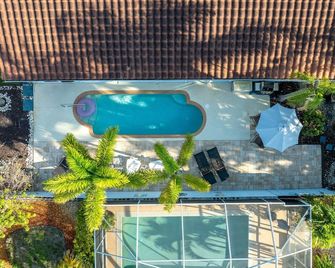 Charming Heated Pool Home - 3 miles to the Beach, Pet and Family Friendly -Available Year Round! - Bonita Springs - Pool