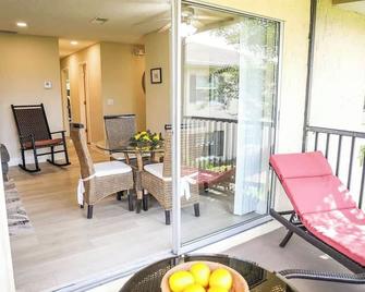 Sunnyside Palms - 2BR, Poolside, 5 min to Beach - Largo - Balcony