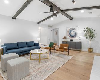 Relaxing home with heated Pool and Spa & photo wall - Dallas - Salon