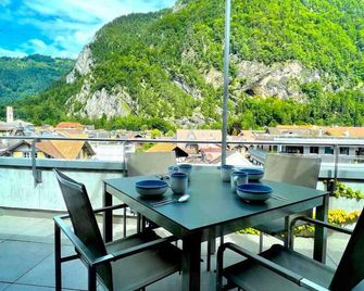 SwissHut Penthouse 10min Interlaken West Station - Apart. Blume 2 - Interlaken - Balcony