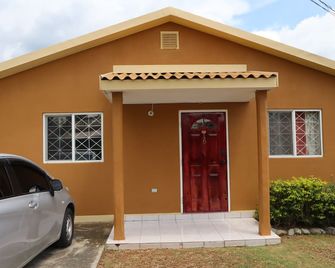 Relax in Angels Estate, 15 & 50 minutes from Kingston & Ocho Rios respectively. - 스페니시 타운 - 건물