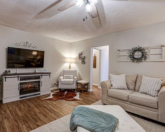 King Bed-Hot Tub-Arcade! Perfect for couples and families. Close to I-71. - La Grange - Living room