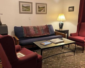 A great 'base camp' from which to explore Alaska. - Eagle River - Sala de estar