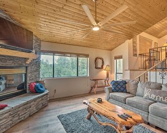 Cozy Pine Retreat with Private Hot Tub and Views - Pine - Sala de estar