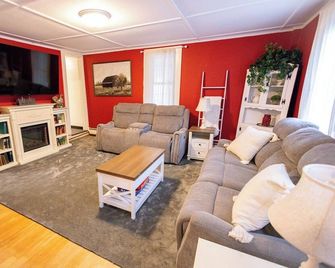 Christmas Tree Farmhouse stay with great view and 16 acres of walking trails - Newport - Sala de estar