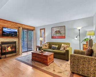 Alpine Alcove: Tahoe Tranquility Near Kings Beach - Tahoe Vista - Wohnzimmer