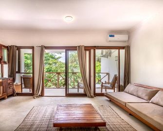 Tiki Beach Club & Resort - Bwejuu - Living room