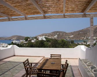 Armadoros Hotel / Ios Backpackers - Ios - Parveke