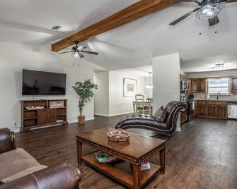 Tranquil 3-Bedroom Cabin Near Winstar Casino - Thackerville - Living room
